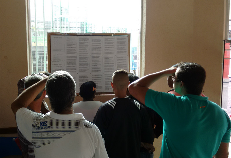 Candidatos acompanham mural na manhã desta segunda-feira (foto: divulgação)
